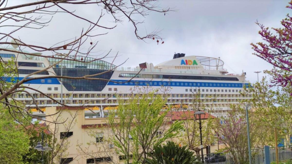 (Video) Crotone, arriva l'Aida Blu: l'attracco in time-lapse della maestosa nave da crociera - 