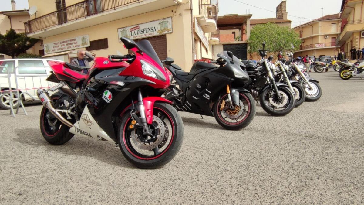 Isola di Capo Rizzuto, in Piazza Aldo Moro spettacolo a due ruote con il Motoraduno di Japyx Asd - 