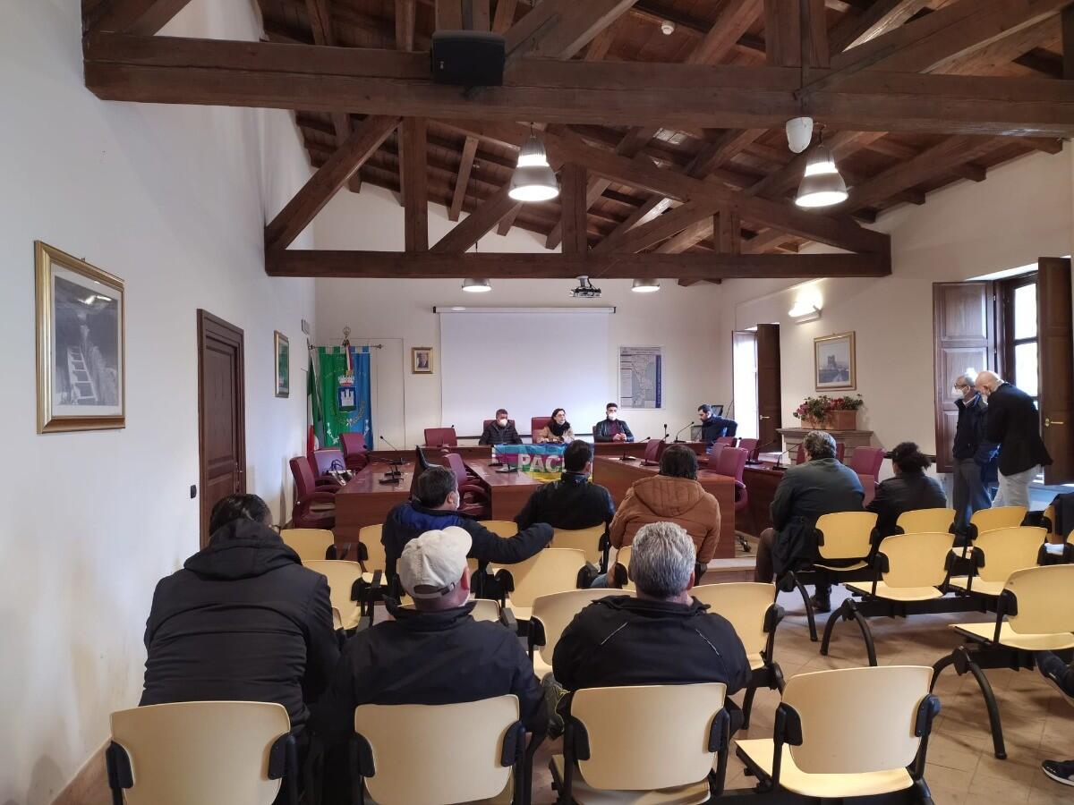 Isola di Capo Rizzuto, problematiche burocratiche per alcune attività: incontro in Comune - 