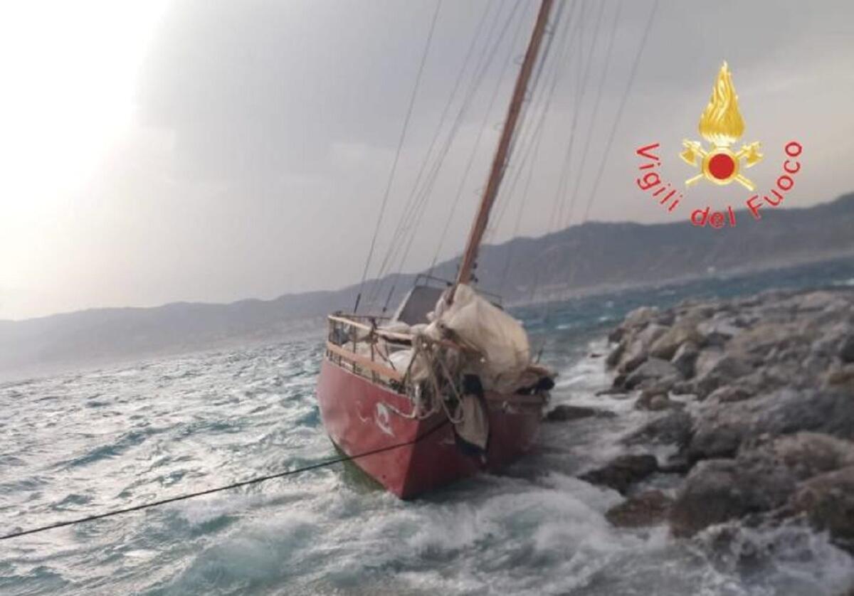 Paura a Villa San Giovanni (RC): barca a vela si incaglia sugli scogli - 