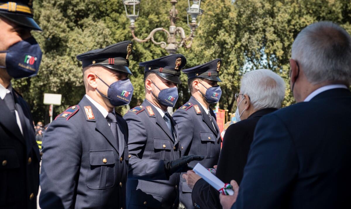 Si gettarono in acqua per salvare i migranti: i quattro poliziotti della Questura di Crotone premiati oggi da Mattarella - 