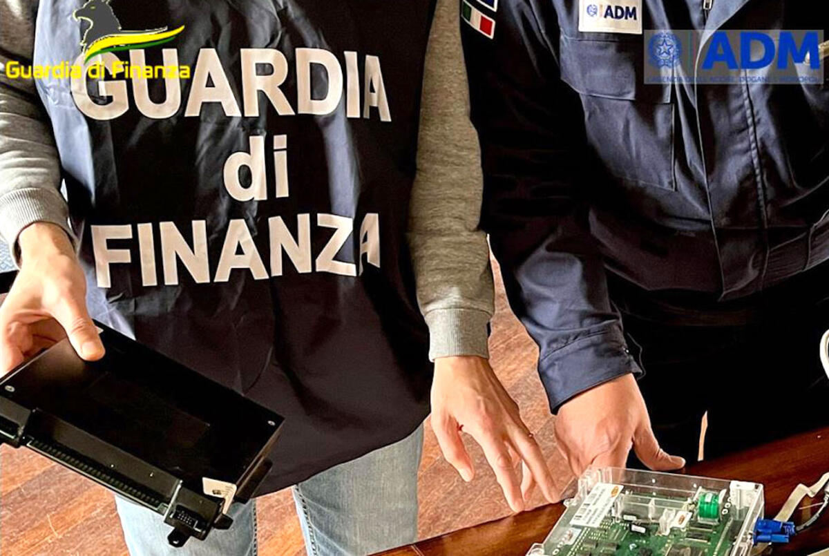 Sequestrati 32 apparecchi da gioco con scheda clonata - 