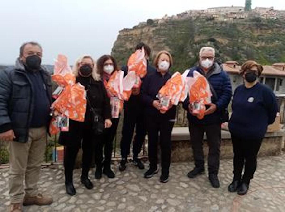 Santa Severina, l'Unitalsi in piazza per la vendita delle uova pasquali - 