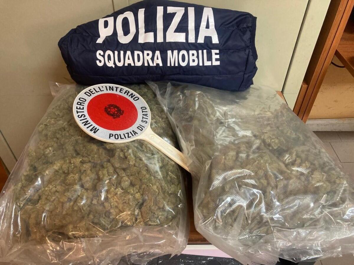 Crotone, spaccio e detenzione di sostanza stupefacente: due arresti - 