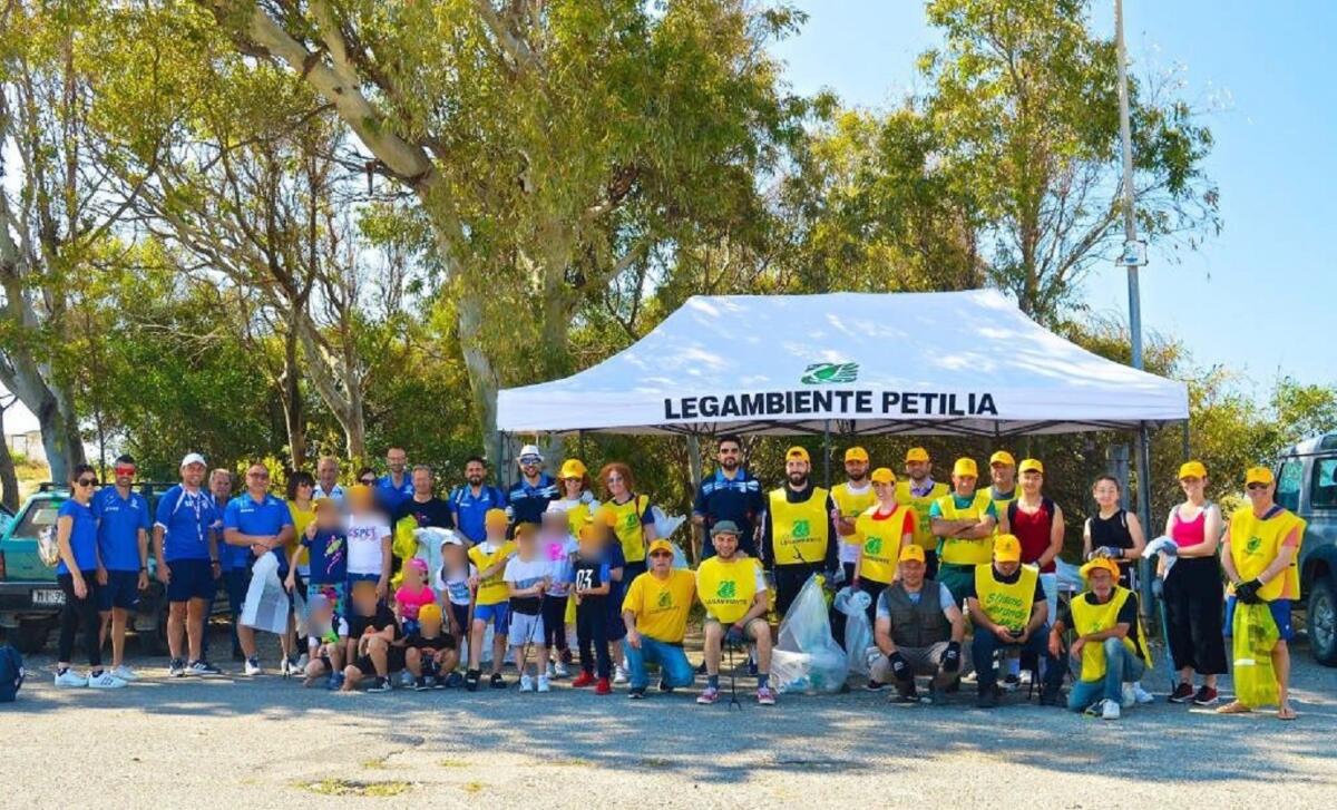 Spiagge e fondali puliti: associazioni e liberi cittadini a Steccato di Cutro in una domenica ecologica - 