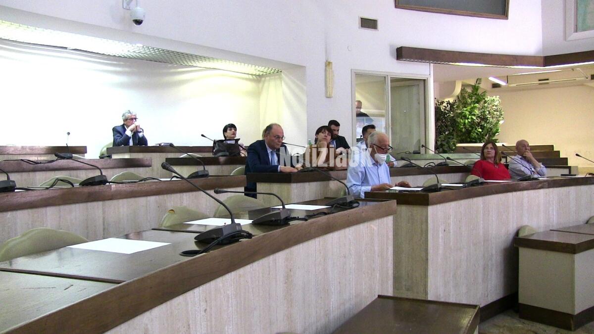 Crotone - Maggioranza senza numeri, consiglio deserto: domani l'esame di Voce - 