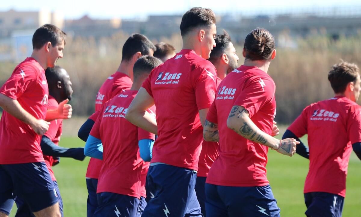 Il tifo organizzato incontra il Crotone Calcio; poi il rompete le righe alla squadra -