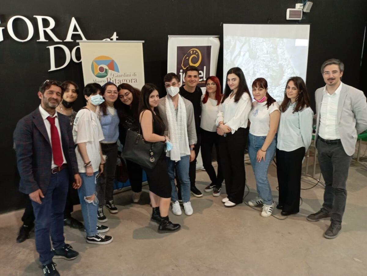 Son le Note della Terra. Gli studenti del Gravina riscoprono la natura a suon di musica - 