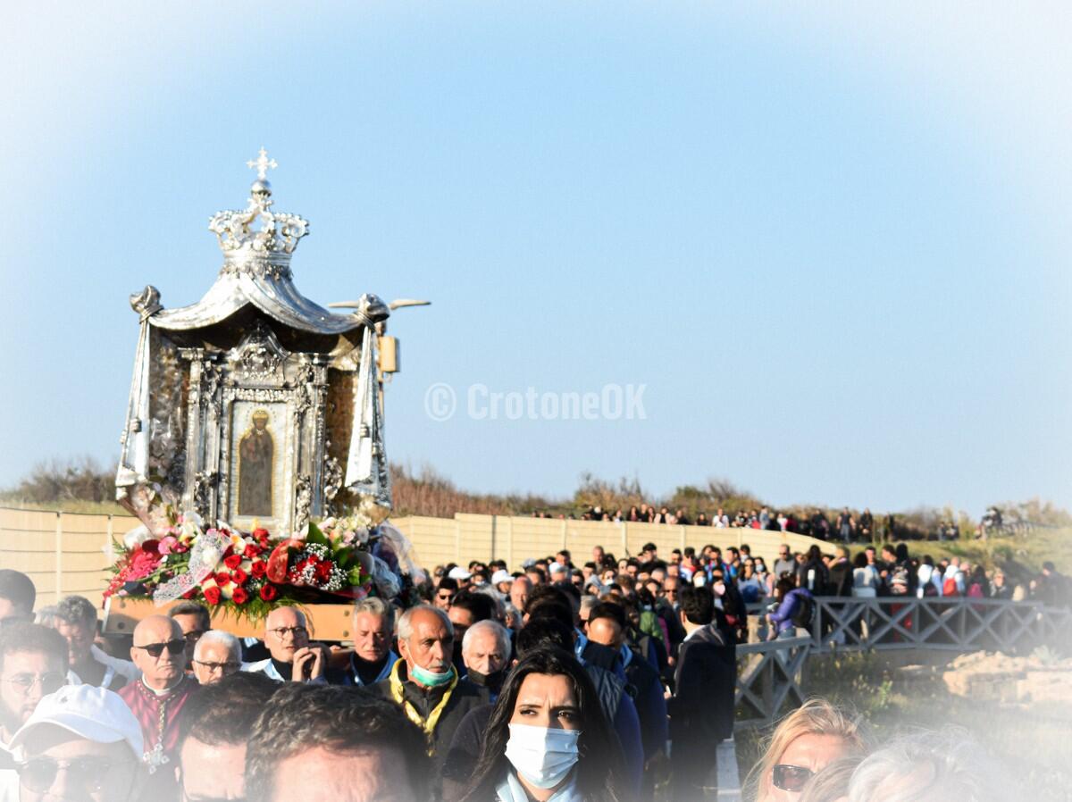 (PHOTOGALLERY) / Dalla notte all'alba, riviviamo il pellegrinaggio fino a Capocolonna - 