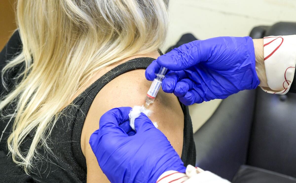 Vaccino contro le varianti covid, a settembre possibile ok di Ema - VACCINO ANTINFLUENZALE PRESIDIO SANTA MARIA DELLA PIETA’ ASL RM1 VACCINI VACCINAZIONE VACCINAZIONI CONTRO L’INFLUENZA
FIALA FIALE INIEZIONE INIEZIONI SIRINGA SIRINGHE DOTTORESSA MEDICO PAZIENTE