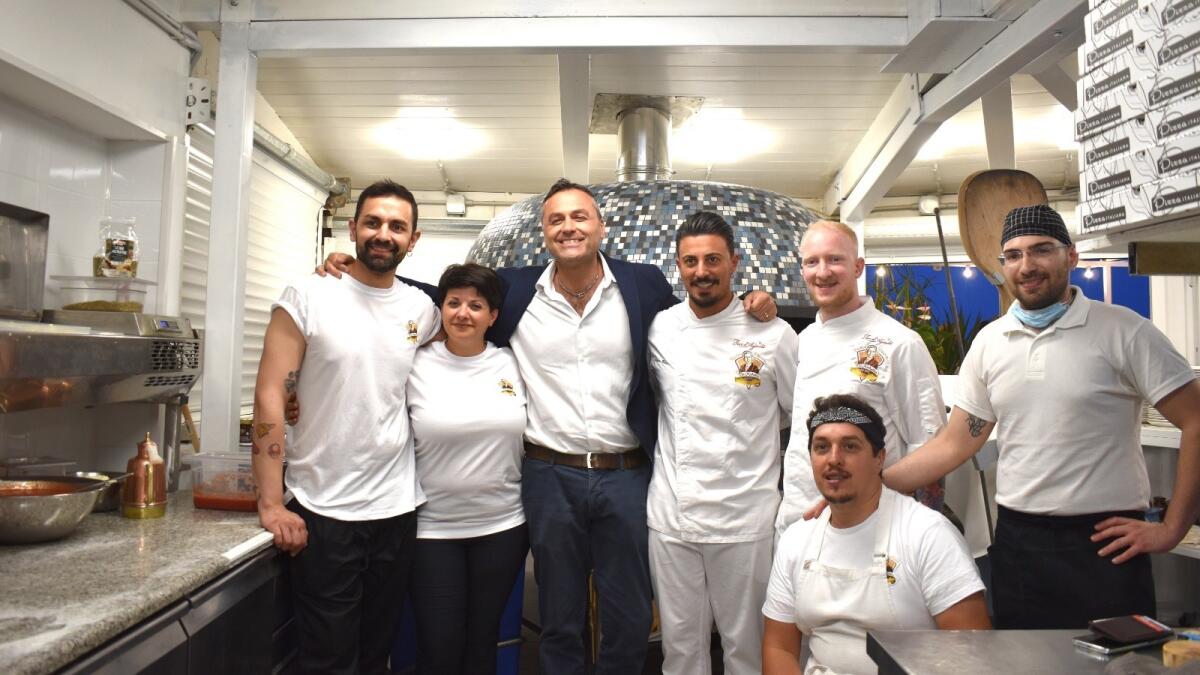 (VIDEO) Sul lungomare di Crotone la pizza della tradizione: questa sera l'apertura de "L'Antica Pizzeria Da Michele" - 