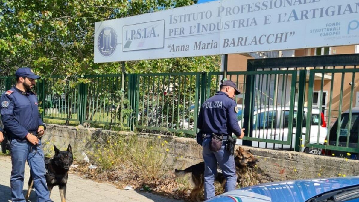 Controlli antidroga nelle scuole di Crotone:  sequestrate marijuana e hashish - 