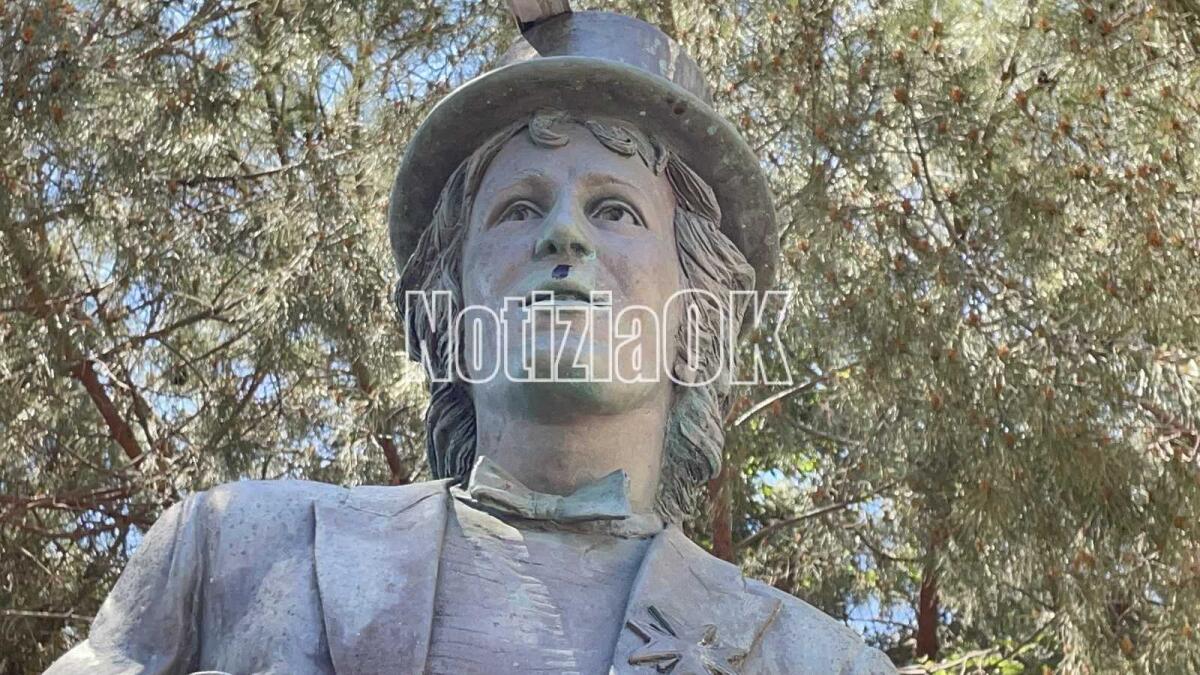 Crotone, vandalizzata la statua di Rino Gaetano - 