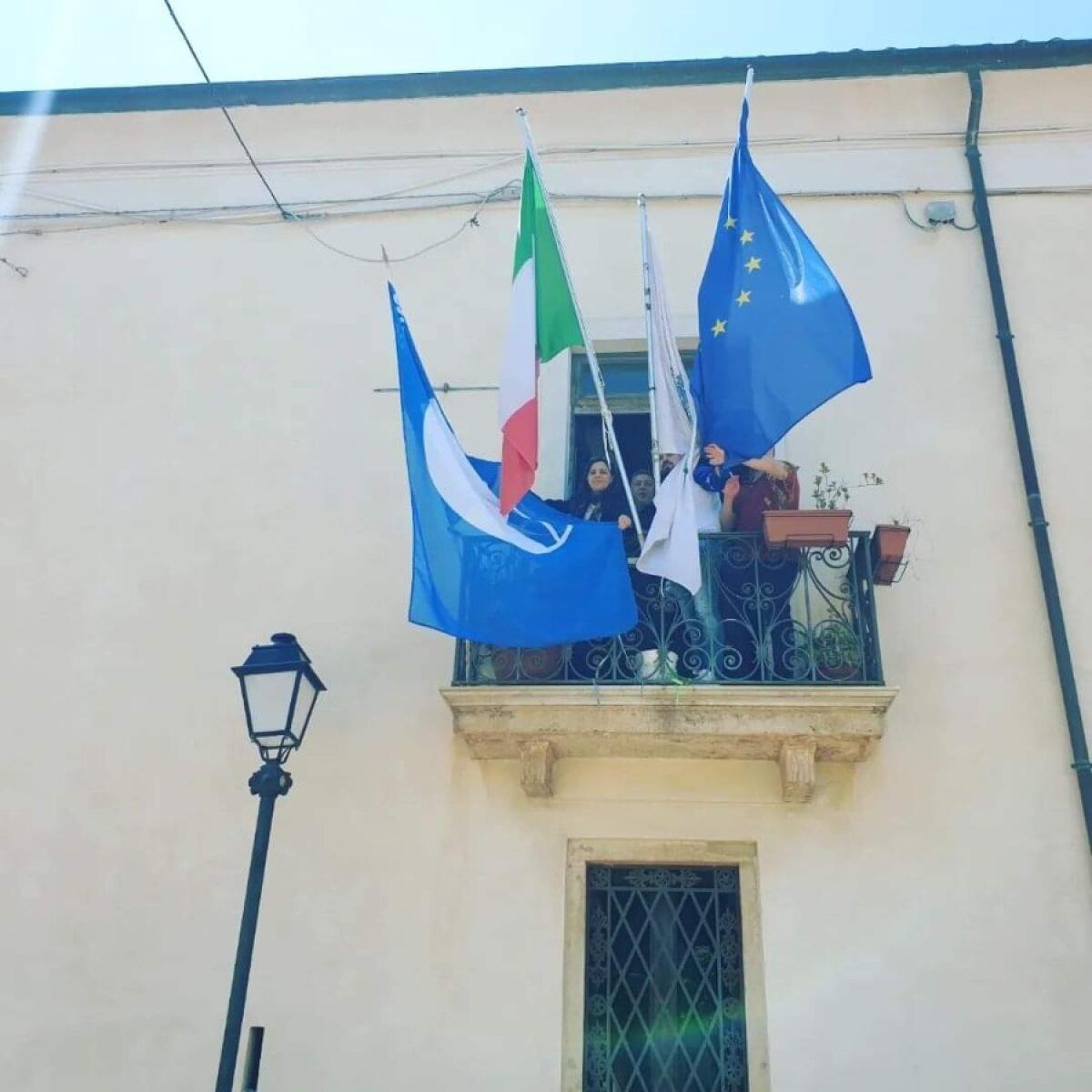 Isola di Capo Rizzuto, arrivate al Palazzo Barracco le Bandiere Blu - 