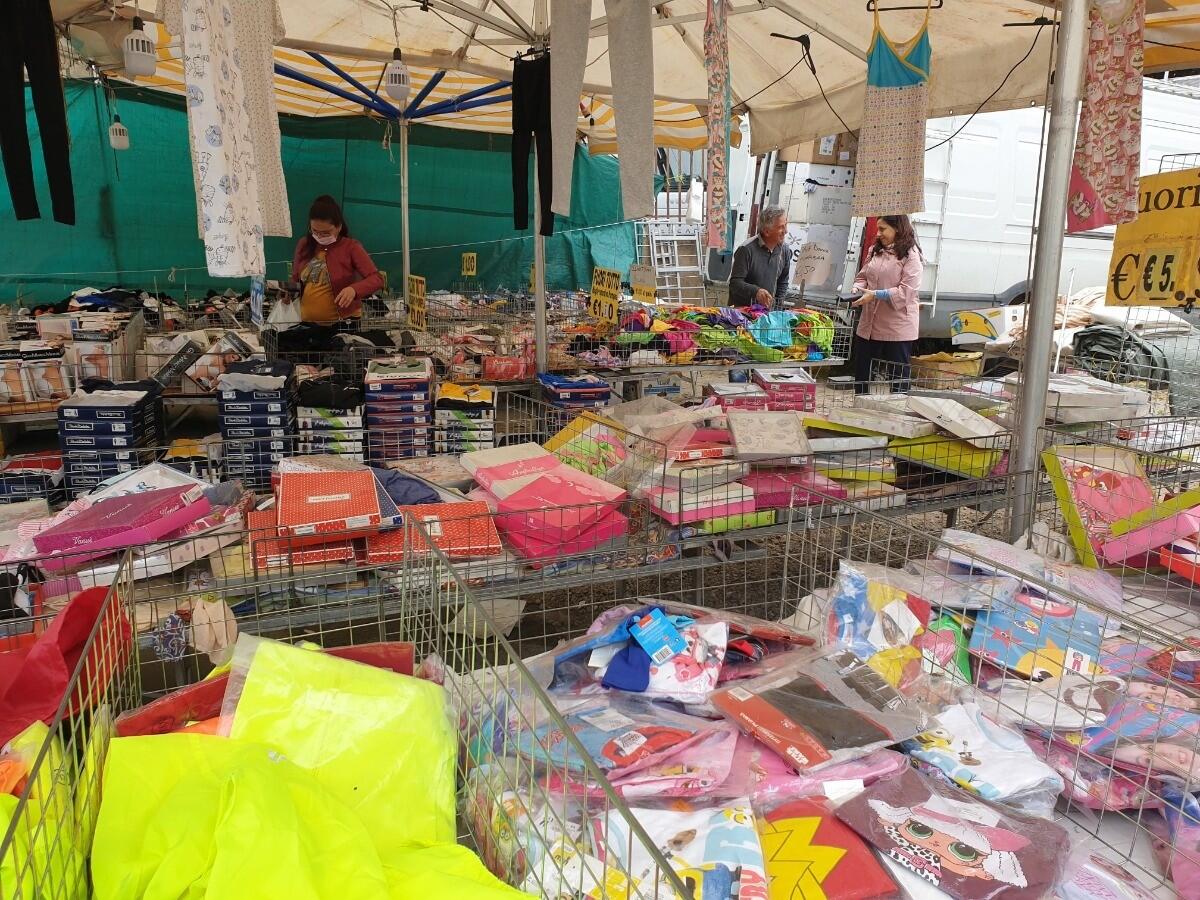 Isola di Capo Rizzuto, Fiera Mariana: il Sindaco porta i saluti ai commercianti - 