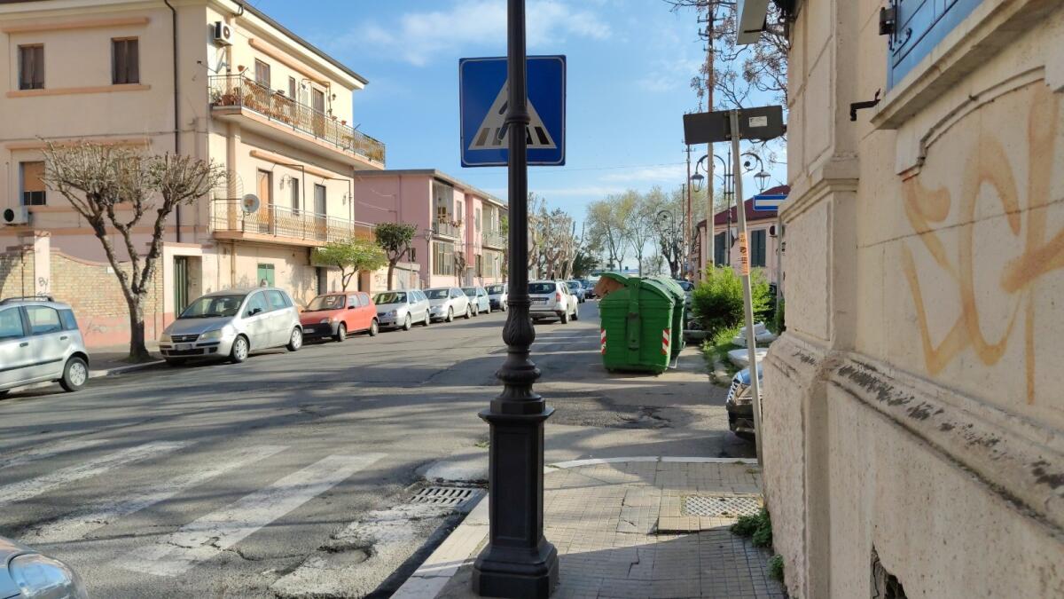 A Crotone la segnaletica che gioca a "nascondino" - 