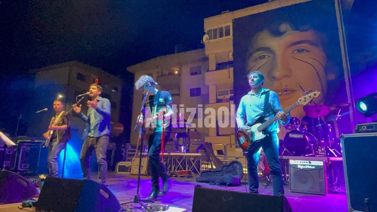 Gli occhi di Rino Gaetano risplendono nella sua città, Crotone, con la "Rino Gaetano Band" - 