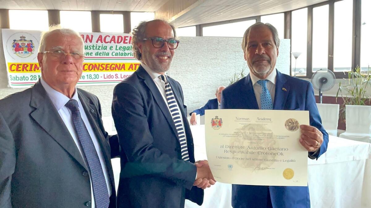(VIDEO) Al direttore di CrotoneOk Antonio Gaetano l'attestato della Norman Academy - 