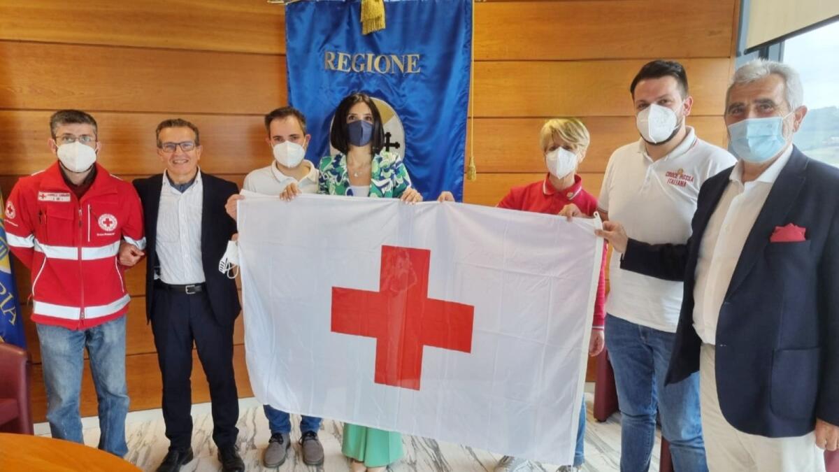 Giornata Mondiale della Croce Rossa: la bandiera donata alla Regione Calabria - 