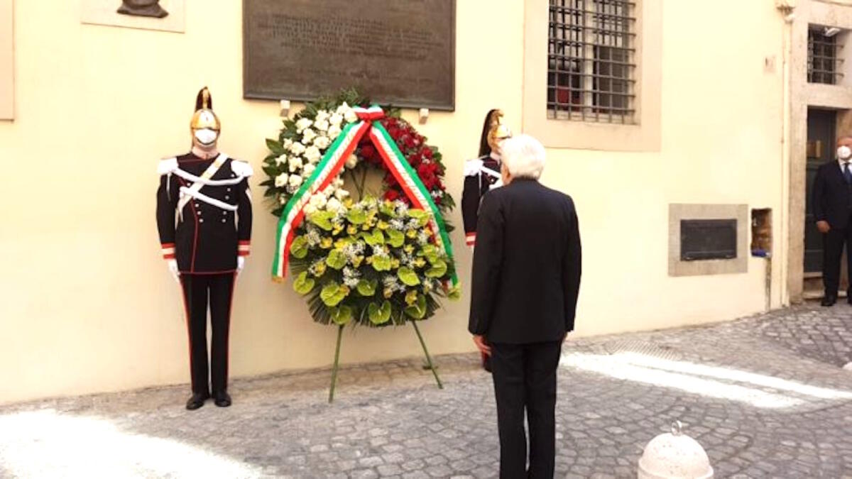 44 anni fa l’omicidio di Aldo Moro: corona di fiori in via Caetani, a Roma - 