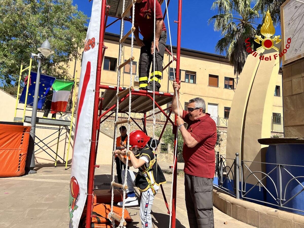 Cotronei, sicurezza e prevenzione: "Pompieropoli" sensibilizza i giovani - 