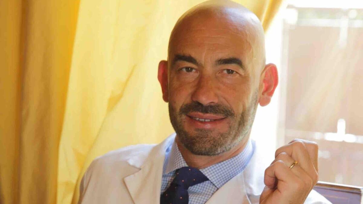 Bassetti: “Mascherine al lavoro inutili, si rischiano effetti negativi” - 