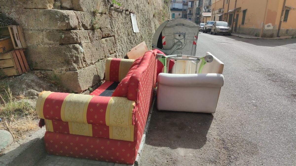 Crotone, un soggiorno in doppia fila con divani per ogni evenienza - 
