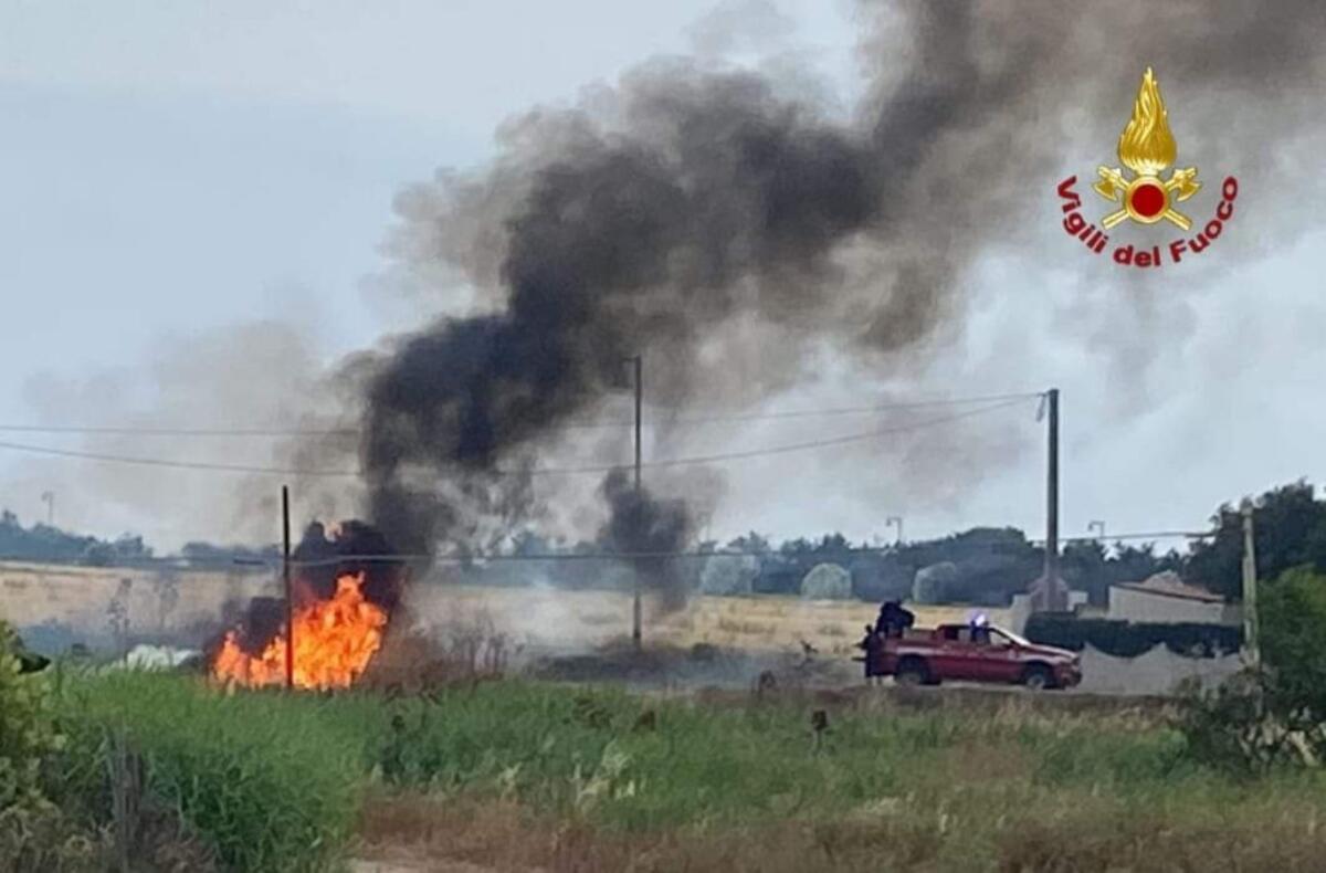 Incendi a Crotone, Vigili del Fuoco in azione: le zone interessate - 