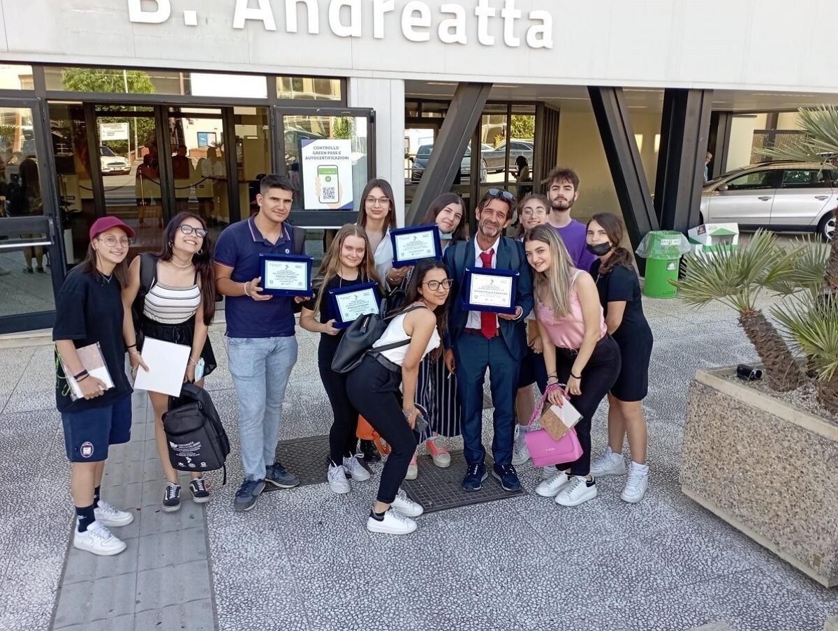Gli studenti del Liceo Gravina trionfano al concorso “Giovane geologo” indetto dall’Unical - 