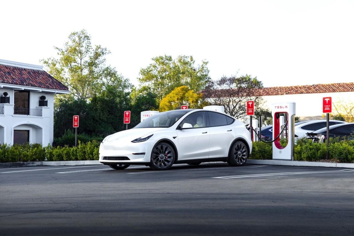Dal 2035 stop alle auto a diesel e benzina: la decisione dell'Unione Europea - TESLA MOTORS STAZIONE DI RICARICA AUTO ELETTICA AUTOMOBILE AUTOMOBILI ELETTRICHE
SUPER CHARGER