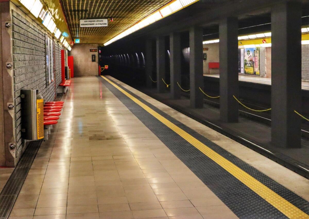 Sniffano cocaina fra i passeggeri in metropolitana: due giovani ripresi dalle telecamere - 