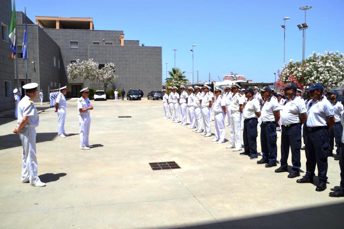 Crotone, visita dell'Ammiraglio Carlone alla Capitaneria di Porto - 