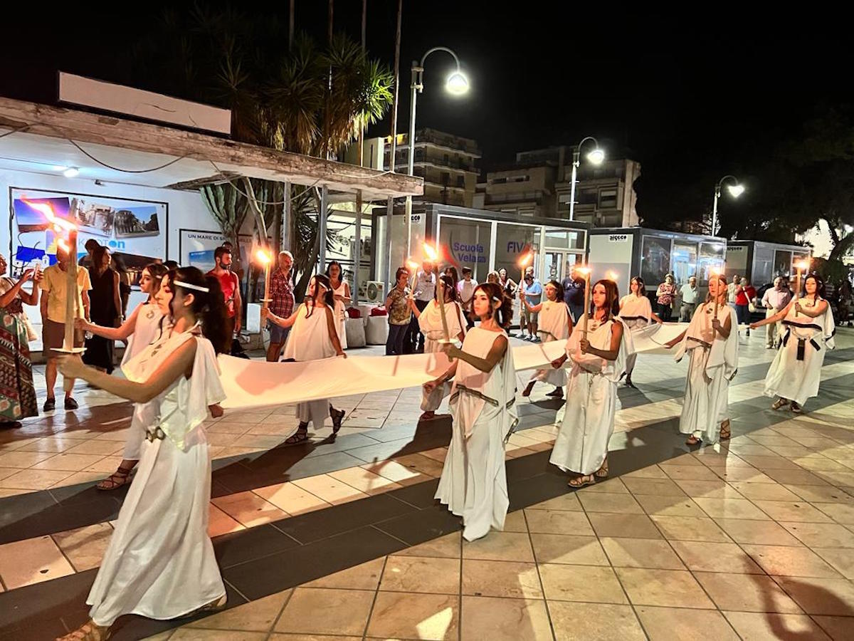 Crotone, "Il mare degli dei" inaugura la tappa del Giro d’Italia a Vela - 