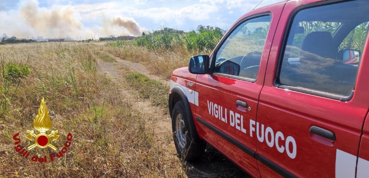 Ancora incendi nella provincia di Crotone: giornata intensa per i Vigili del Fuoco -