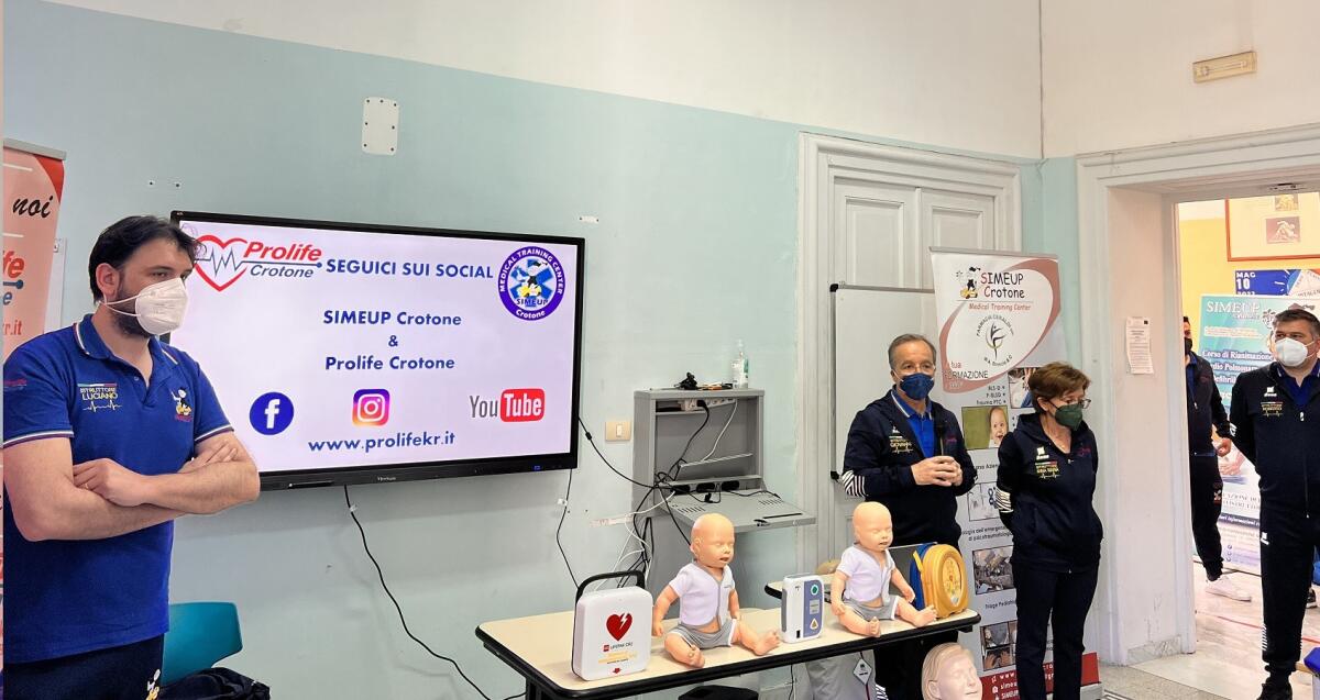 Il primo soccorso a scuola, 30 studenti imparano a usare il defibrillatore - 