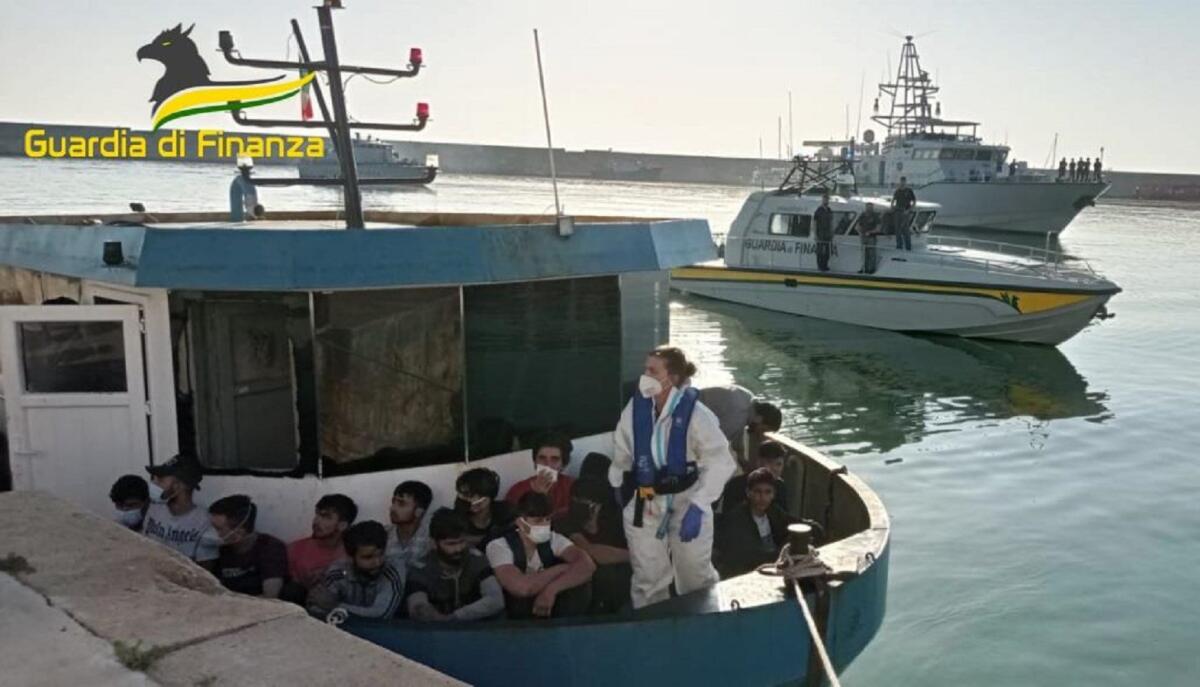 Crotone, sbarco di 102 migranti nella giornata di ieri -