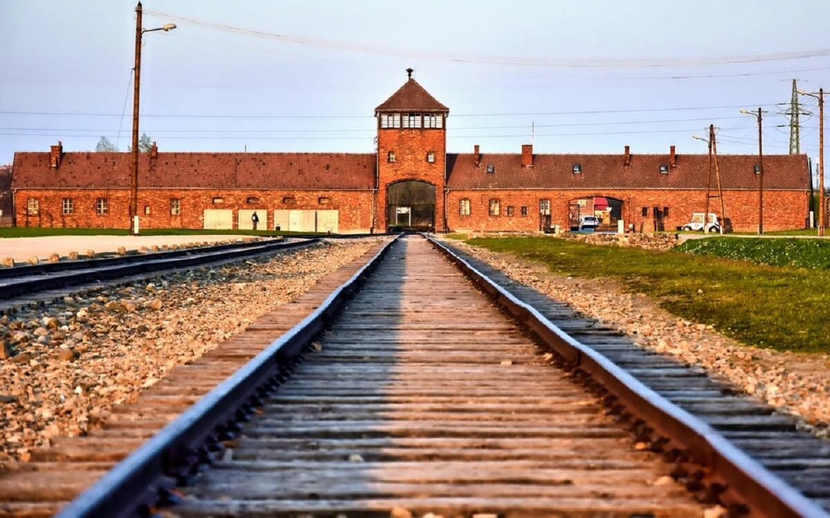 L'amore proibito di Auschwitz nel nuovo romanzo del crotonese Contarino - 
