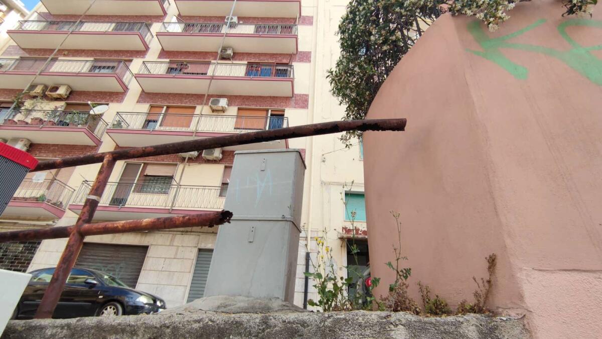 Crotone, in Discesa Marina arredamenti "astratti" - 
