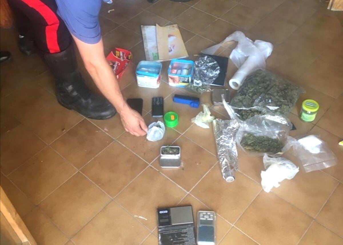 Cirò Marina (KR), coppia di giovani gestiva un piccolo "bazar" della droga - 