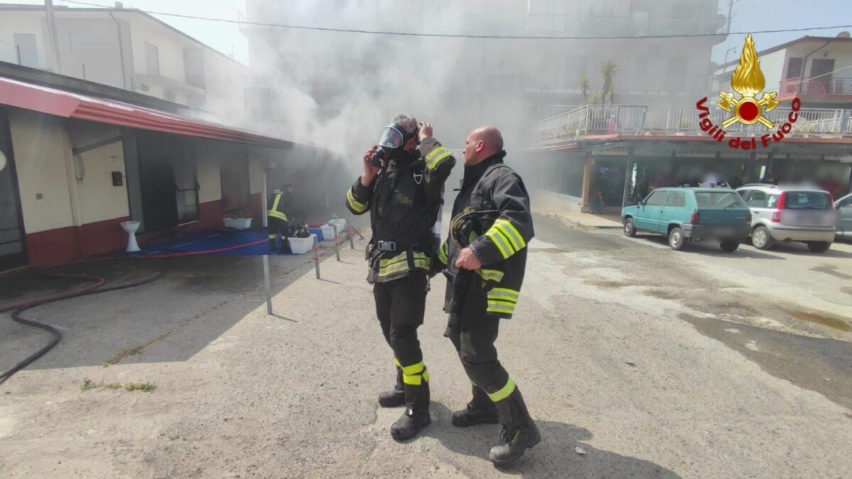 (VIDEO) Crotone, incendio sulla SS 106: Vigili del Fuoco ancora a lavoro - 