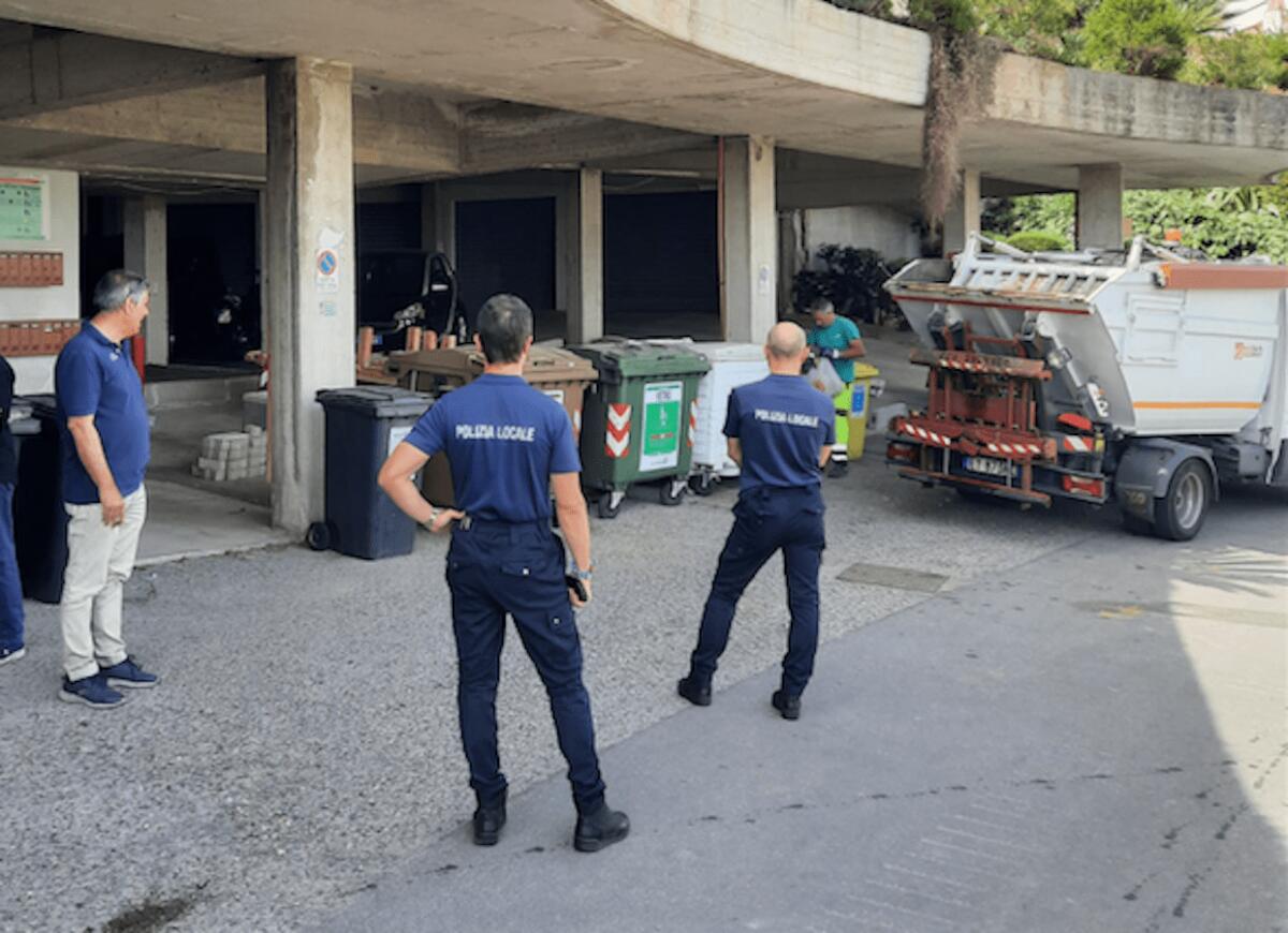 Crotone, conferimento irregolare dei rifiuti. I controlli di Akrea e municipale - 