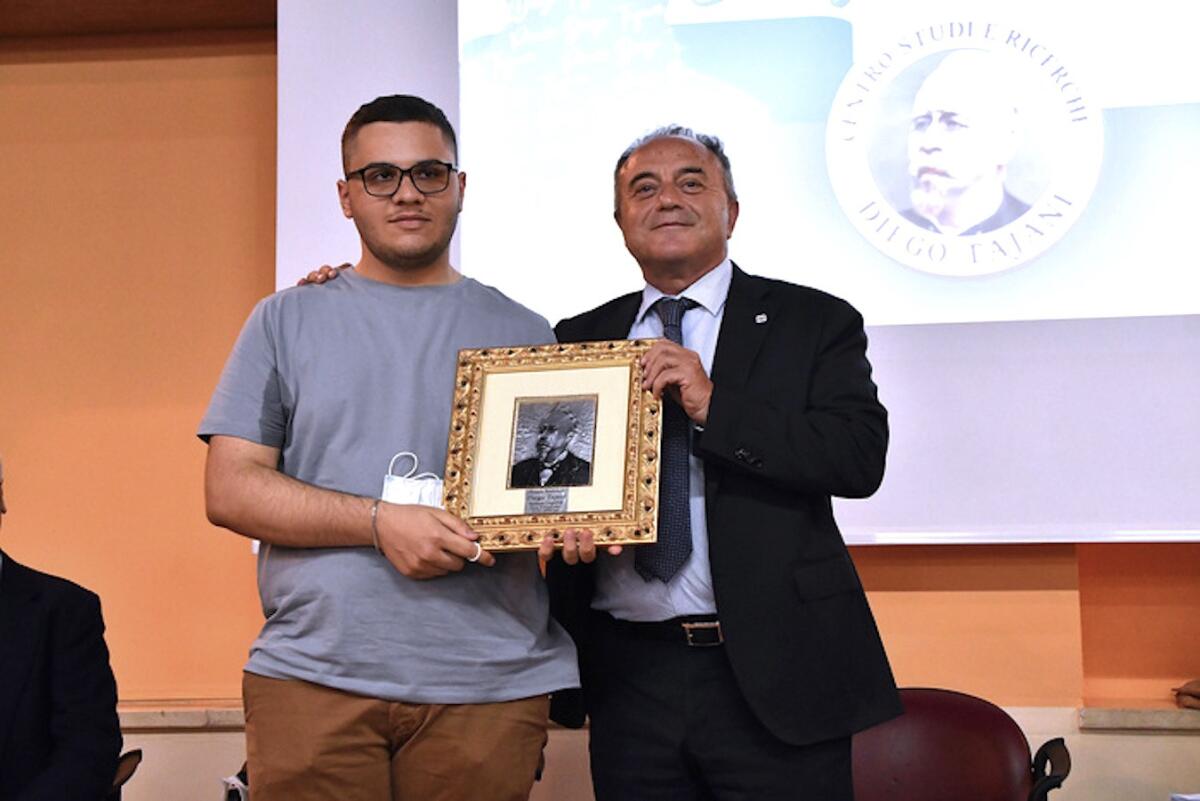 Gratteri riceve il premio Tajani a Cutro: «La mafia si nutre della rassegnazione, ma i calabresi non sono omertosi" - 