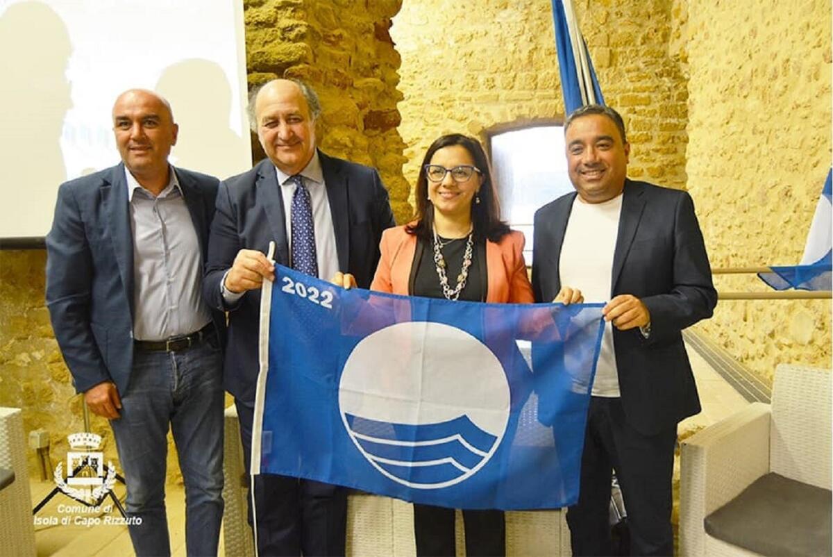 Isola di Capo Rizzuto con più Bandiere in Calabria, consegnato il nuovo vessillo - 