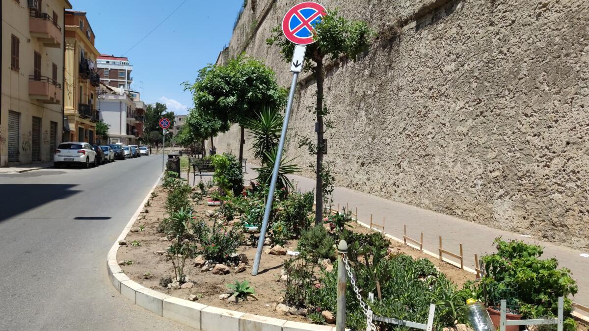 Crotone, segnaletica "a riposo" in via Tellini - 