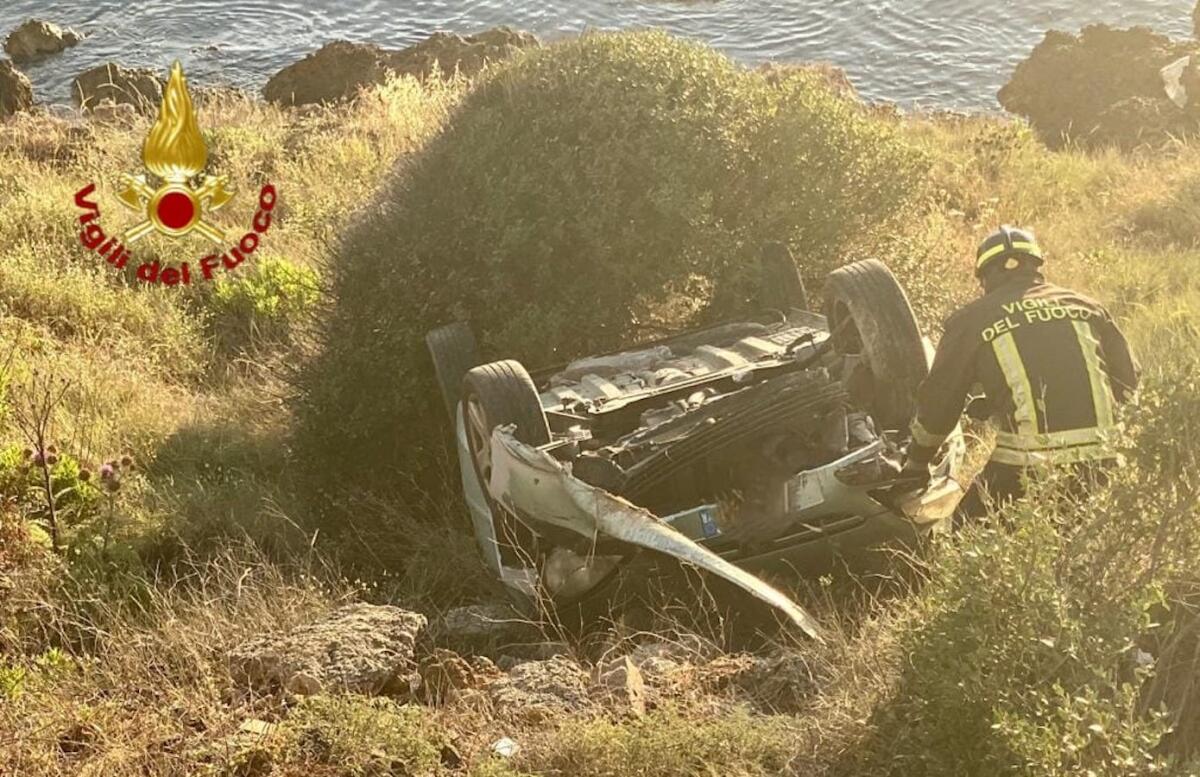 Incidente stradale ad Isola di Capo Rizzuto: auto finisce sulla scogliera del litorale - 