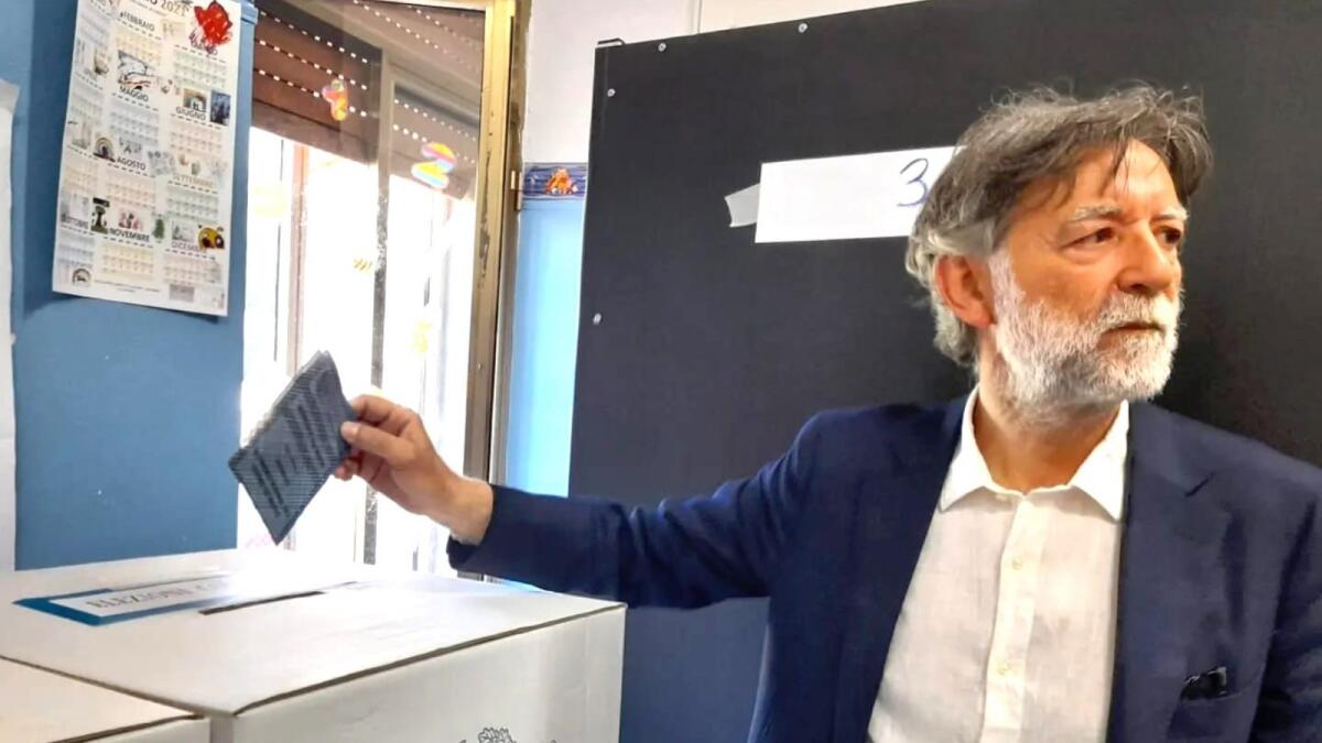 Sindaci di centrodestra a Genova, Palermo e L'Aquila, ballottaggio a Catanzaro (Fi-Lega) - Valerio Donato ieri alle urne