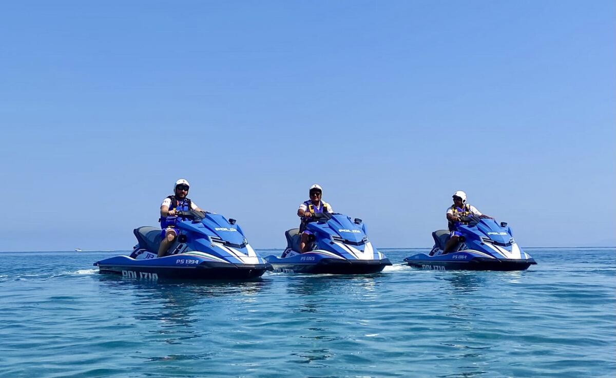 Crotone, poliziotti sugli acquascooter: iniziano i servizi di vigilanza costiera -