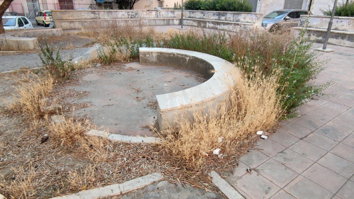 (Foto) Crotone, Piazza Alcide de Gasperi: arriva l'estate... - 