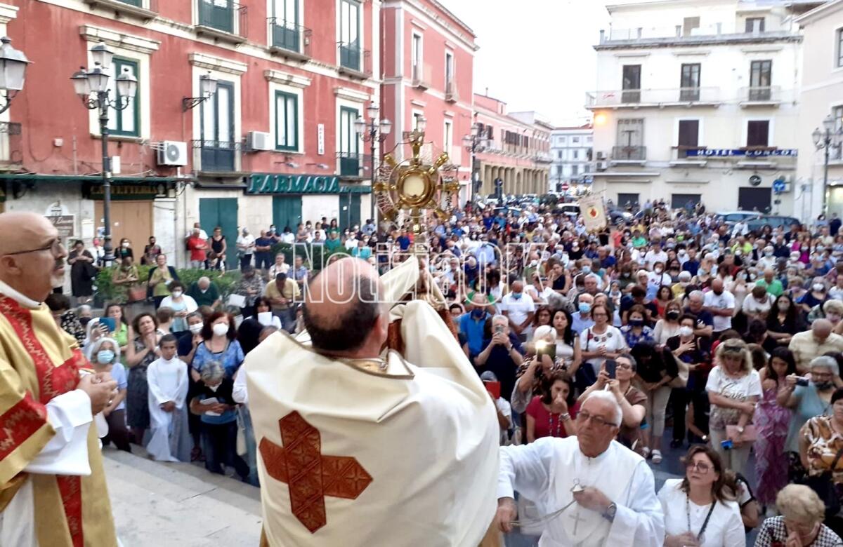 Il Corpus Domini nelle vie della città, il vescovo: “Condividendo il pane il bene si moltiplica” - 