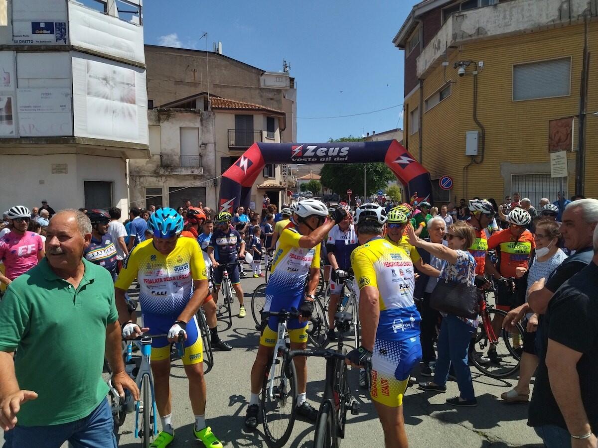 Cutro, da Casalgrande fino alla Città degli scacchi pedalando per la legalità - 